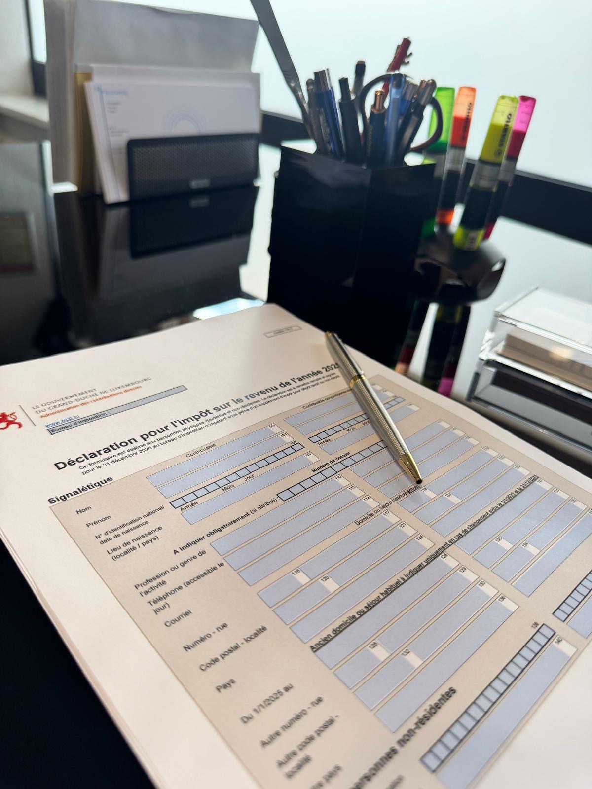 Déclaration d'impôt luxembourgeoise sur un bureau du cabinet